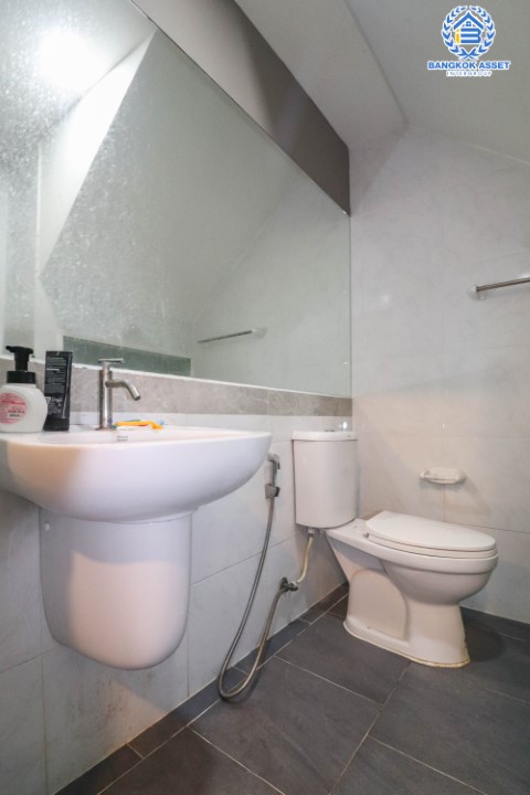 *****ทาวน์เฮ้าส์มือสองย่านนนทบุรี ม.คาซ่าซิตี้ พระราม5-ปิ่นเกล้า คุณภาพแบรนด์ Q.House บนเนื้อที่ 16 ตร.ว. ฟังก์ชัน 3 ห้องนอน 2 ห้องน้ำ 1 ที่จอดรถ บ้านสภาพดีมาก! ของแถมเพียบ! พร้อมเฟอร์นิเจอร์บิวท์อิน เพียง 15 นาทีก็ถึงรถไฟฟ้าสายสีน้ำเงิน "สถานีสิรินธร" ใกล้ทางด่วน "ศรีรัช"